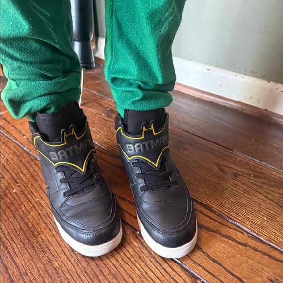 H&M Batman Black High Top Sneakers with Velcro Closure - Picture 12 of 13